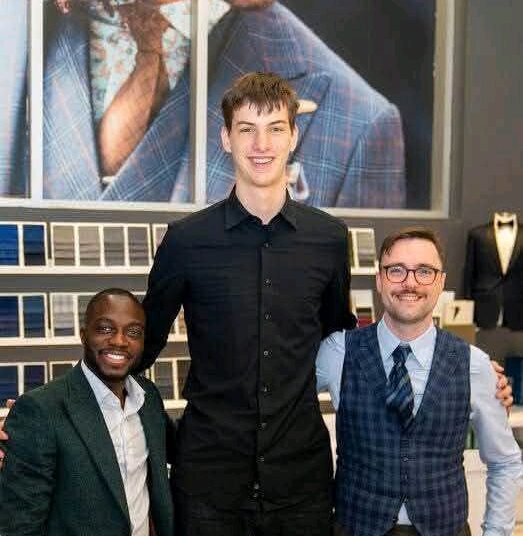 Breaking News: 7-Foot-9 Olivier Rioux Rejects $3.5M Offer from Tennessee, Commits to Florida Gators”Olivier Rioux has turned down a jaw-dropping $3.5 million offer from the Tennessee Volunteer”. Rioux is not only the tallest player in college basketball—he holds the Guinness World Record as the tallest teenager in the world and…..Full Details.