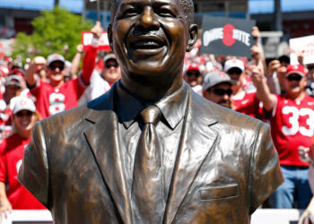 LATEST UPDATE: Bronze Statue of Ohio State Buckeyes Legend Archie Griffin Revealed, Commemorating His Historic Contributions to…