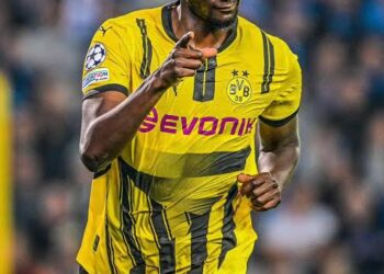 Borussia Dortmunds Superstar Serhou Guirassy schockierte die Sportwelt mit einer selbstlosen Tat, die weit über den Fußball hinausging. Nach der Unterzeichnung seines Bundesliga-Vertrags traf Guirassy die mutige und mitfühlende Entscheidung, seine gesamte Antrittsprämie von zwei Millionen Dollar für den Kampf gegen Obdachlosigkeit in Deutschland zu spenden. Dieser Schritt gilt als eine der großzügigsten Gesten eines Profisportlers aller Zeiten und…