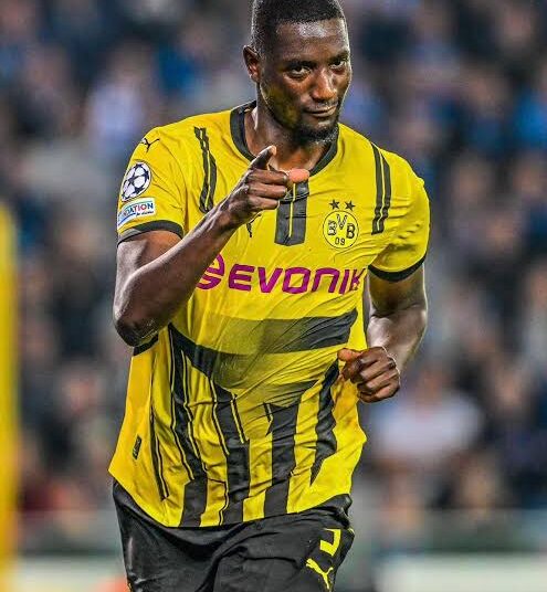 Borussia Dortmunds Superstar Serhou Guirassy schockierte die Sportwelt mit einer selbstlosen Tat, die weit über den Fußball hinausging. Nach der Unterzeichnung seines Bundesliga-Vertrags traf Guirassy die mutige und mitfühlende Entscheidung, seine gesamte Antrittsprämie von zwei Millionen Dollar für den Kampf gegen Obdachlosigkeit in Deutschland zu spenden. Dieser Schritt gilt als eine der großzügigsten Gesten eines Profisportlers aller Zeiten und…