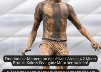 Es war DER Moment, auf den ganz Fußball-Deutschland gewartet hat! Gestern Nachmittag enthüllte der FC Bayern die monumentale Statue von Franz Beckenbauer – und NIEMAND konnte die Tränen zurückhalten! Vor der Allianz Arena spielten sich Szenen ab, die selbst hartgesottene Bayern-Fans zum Weinen brachten. Als das rote Tuch fiel und der 4,2 Meter hohe Bronze-Kaiser zum Vorschein kam, brach die Menge in Tränen aus. „Franz lebt weiter!”, schrie ein Fan mit zitternder Stimme. „Er ist wieder bei uns!”     Die Witwe Heidi Beckenbauer brach weinend zusammen, als ….