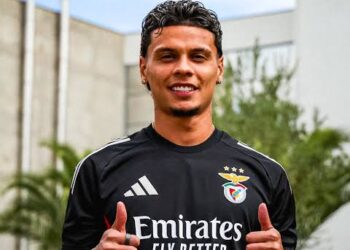 O técnico do S.L. Benfica, Richard Ríos, chocou o mundo do esporte com um ato altruísta que transcende o futebol. Ao assinar seu contrato com a Primeira Liga, Ríos tomou a decisão ousada e compassiva de doar todo o seu bônus de assinatura de US$ 2 milhões para combater a falta de moradia em Portugal. A ação, aclamada como um dos gestos mais generosos de um atleta profissional e…